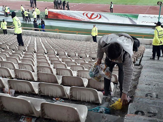 جمع‌آوری زباله‌های ورزشگاه آزادی توسط استقلالی‌ها