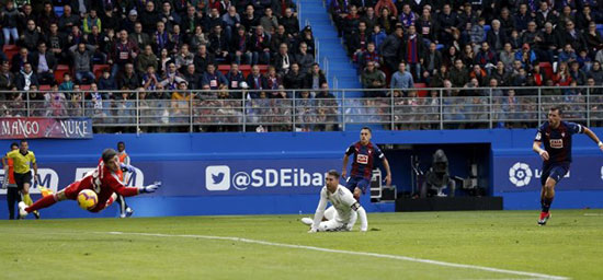 بارسلونا با فرار از شکست، صدرنشین ماند