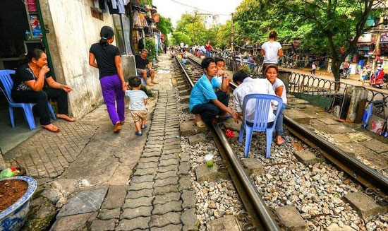 حیاط خلوتی که راه آهن و قطار دارد! +عکس