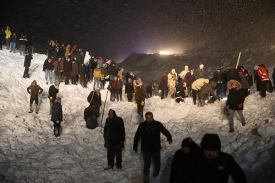 ۱۵ مسافر مینی‌بوس در ترکیه، زیر بهمن دفن شدند