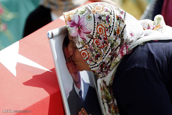 عکس: سوگواری برای قربانیان استانبول