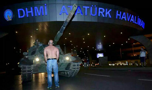 عکس: مقاومت یک مرد مقابل تانک ارتش