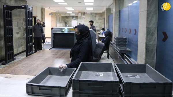 کارکنان زن فرودگاه کابل اینگونه به کار بازگشتند
