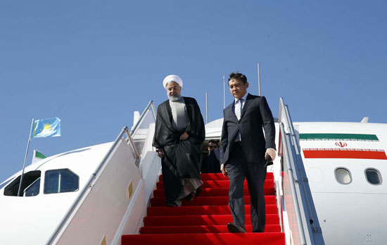 استقبال از روحانی در فرودگاه آکتائو قزاقستان