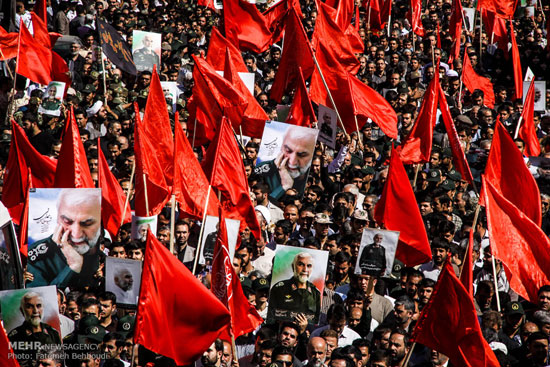 راز پرچم های سرخ در تشییع سردار +عکس