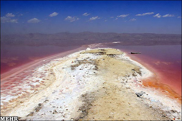 مجموعه عکس: قرمز شدن دریاچه مهارلو