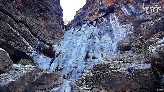 آبشار یخ‌زده و قندیل‌های یخی مشهد