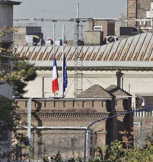 نیمه افراشته شدن پرچم فرانسه در تهران