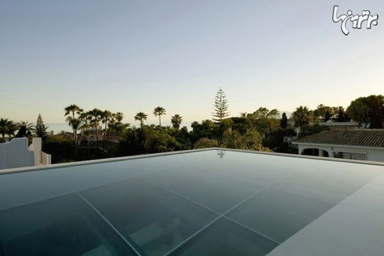 سقف شیشه ای این خانه استخر است