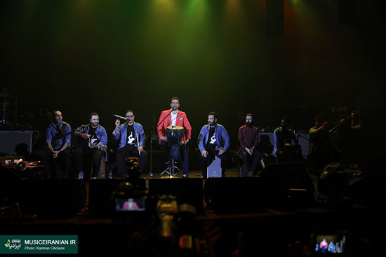 کنسرت «امید حاجیلی» در تهران به روی صحنه رفت
