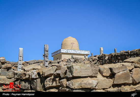 قبرستان با نماد چوبی