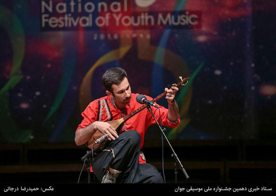 اجرای موسیقی بومی در جشنواره موسیقی جوان