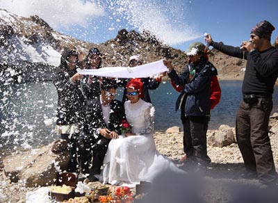 عکس مراسم ازدواج بر قله سبلان