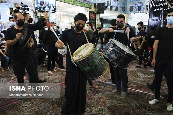 تصاویری از شمشیرگردانی شب عاشورا در شیراز