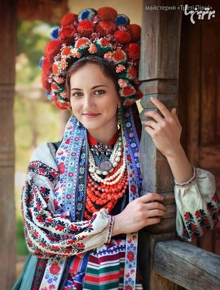 تاج های سنتی اوکراین روی سر زنان امروزی