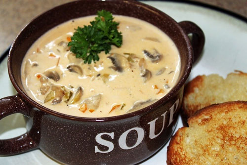 سوپ قارچ با نان