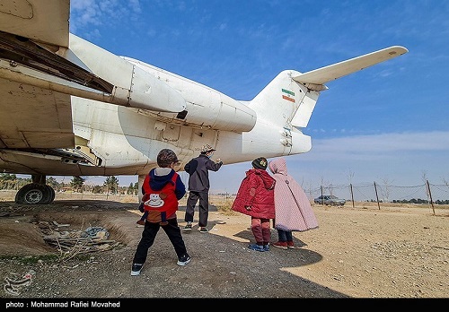 تفریح هوایی کودکان قم بر بال هواپیما‌ها
