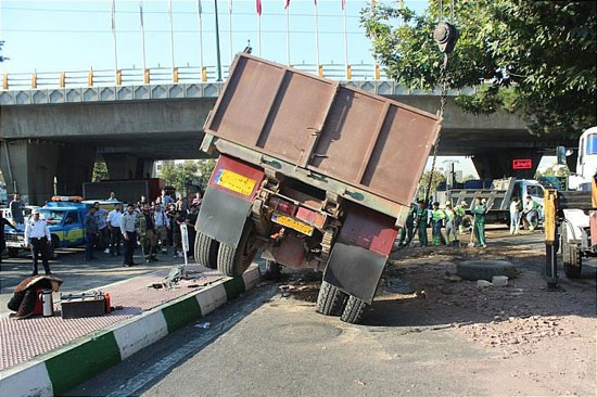 واژگونی کامیون حامل سنگ در تهران