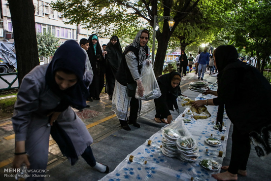 عکس: بزرگترین افطاری ساده خیابانی