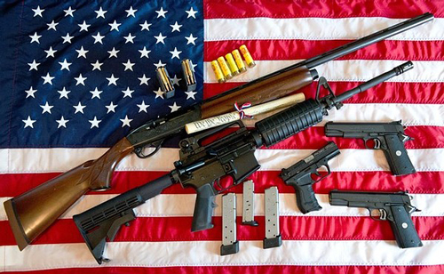 چگونه و چرا اسلحه در آمریکا مجاز است؟