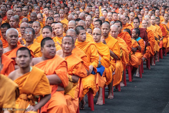 تجمع راهبان اعانه بگیر در بانکوک +عکس