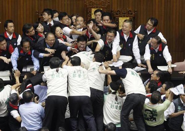 تصاویر: زد و خوردهای سیاستمداران!