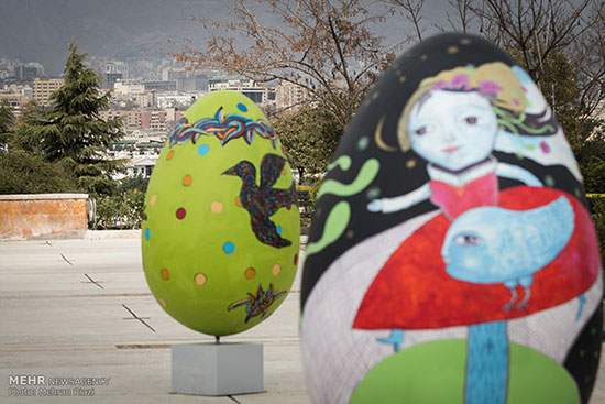 زیبا سازی شهر تهران با تخم مرغ‌های رنگی