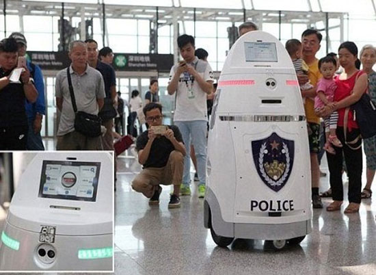 گشت‌زنی ربات‌های جنگ ستارگان در فرودگاه چین