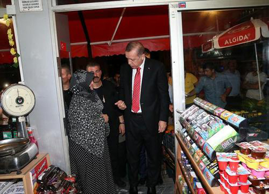 اردوغان در حال خرید از بقالی
