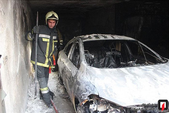 دو خودرو در پارگینک خانه در تهران زغال شدند