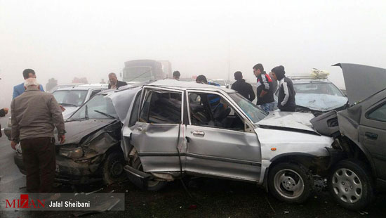 تصادف زنجیره ای خودروها در اتوبان مه آلود مشهد