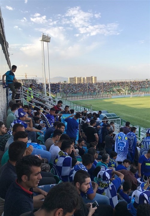 اعتراض هواداران استقلال در ورزشگاه فولاد شهر