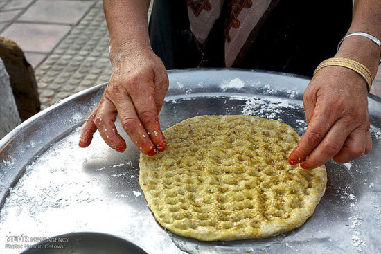پخت نان سنتی توسط بانوهای بوشهری