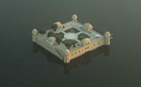 کاخ «جل محل»، بنایی عجیب و فرو رفته در آب