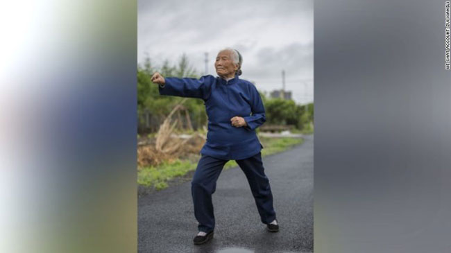 پیرزن کنگ فو کار 93 ساله چینی!