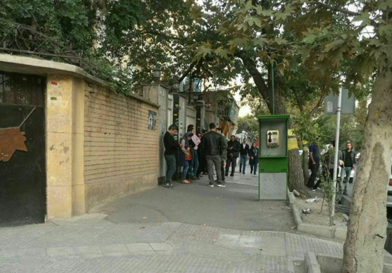 تجمع معترضان کاسپین مقابل خانه احمدی‌نژاد