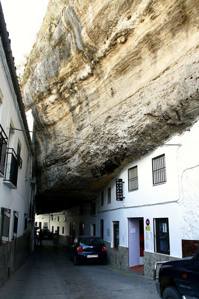 مردم این شهر، زیر یک صخره زندگی می‌کنند