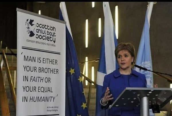 نخست‌وزیر اسکاتلند در کنار عهدنامه امام علی(ع)