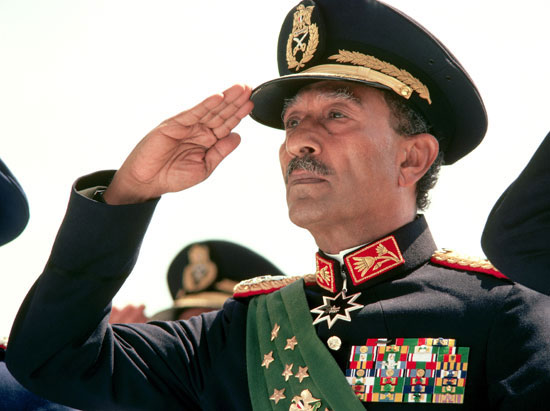انور السادات، رئیس جمهوری که با یک امضا منفور شد