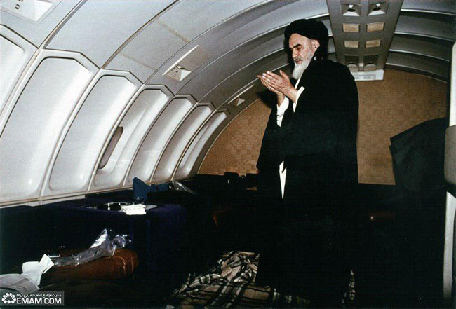 نماز امام (ره) در هواپیما در مسیر فرانسه به ایران
