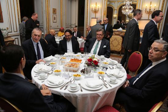 عکس: ضیافت افطار ظریف با فرانسوی ها