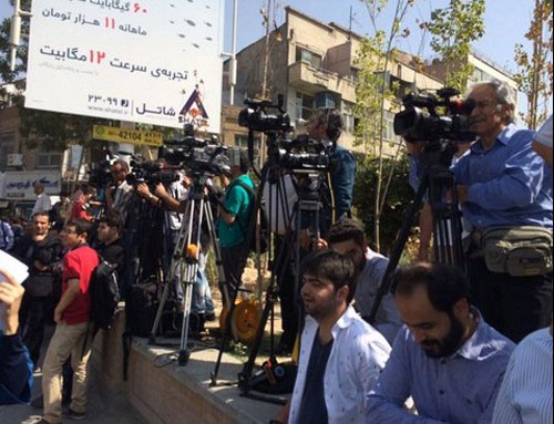 عکس: انتظار خبرنگاران مقابل سفارت انگلیس