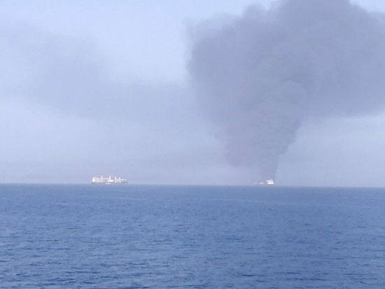 انفجار شدید و حمله به دو نفتکش در دریای عمان