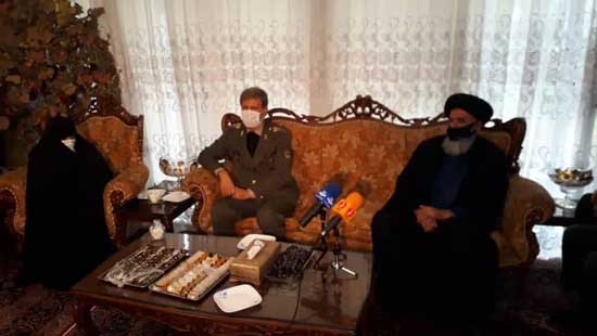 حضور وزیر دفاع در منزل شهید فخری‌زاده