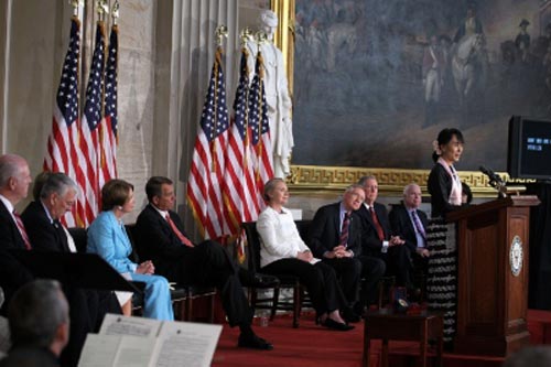 مدال طلای آمریکا به آنگ سان سوچی+عکس