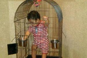 حبس کودک در قفس برای دیدن فیلم! +عکس
