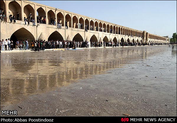 تصاویر: استقبال اصفهانی‌ ها از آب زاینده‌ رود