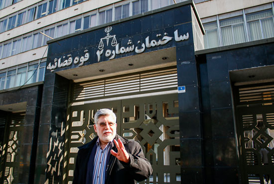 عکس: مشاور احمدی نژاد در دادگاه