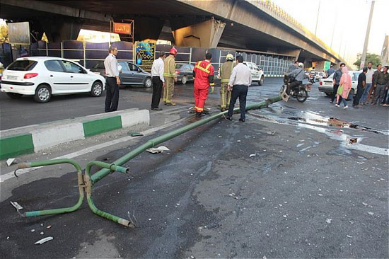 واژگونی کامیون حامل سنگ در تهران