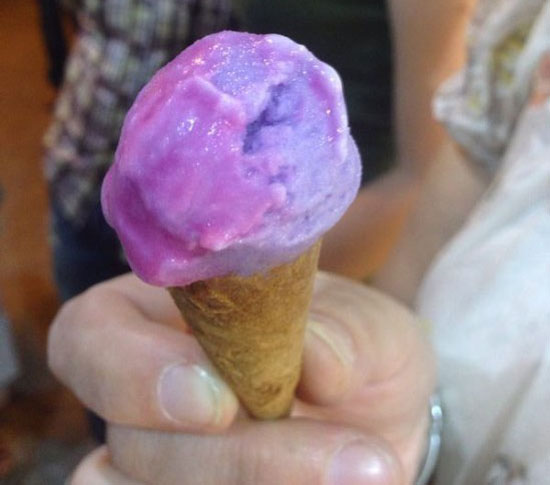 بستنی که به هنگام خوردن تغییر رنگ می‌دهد